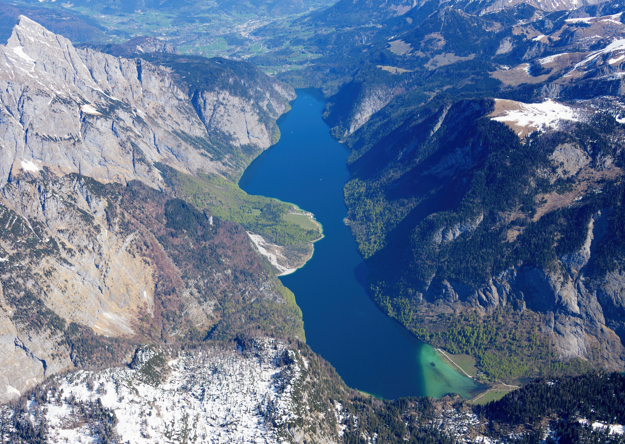 Luftaufnahme des Königssees in den Berchtesgadener Alpen