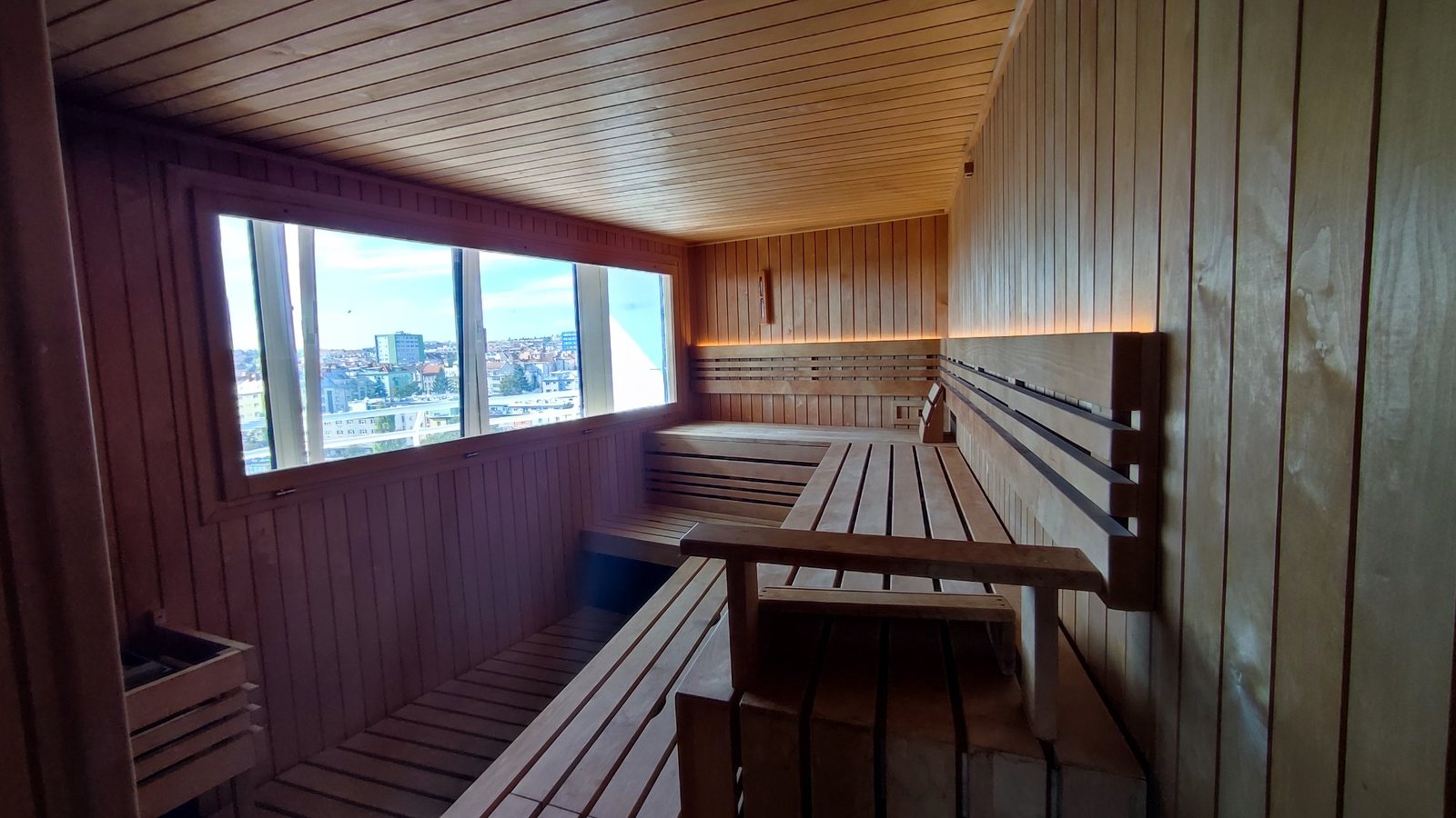 Sauna im Wellnessbereich des Cosmopolitan Bobycentrum mit Fenster über Brno
