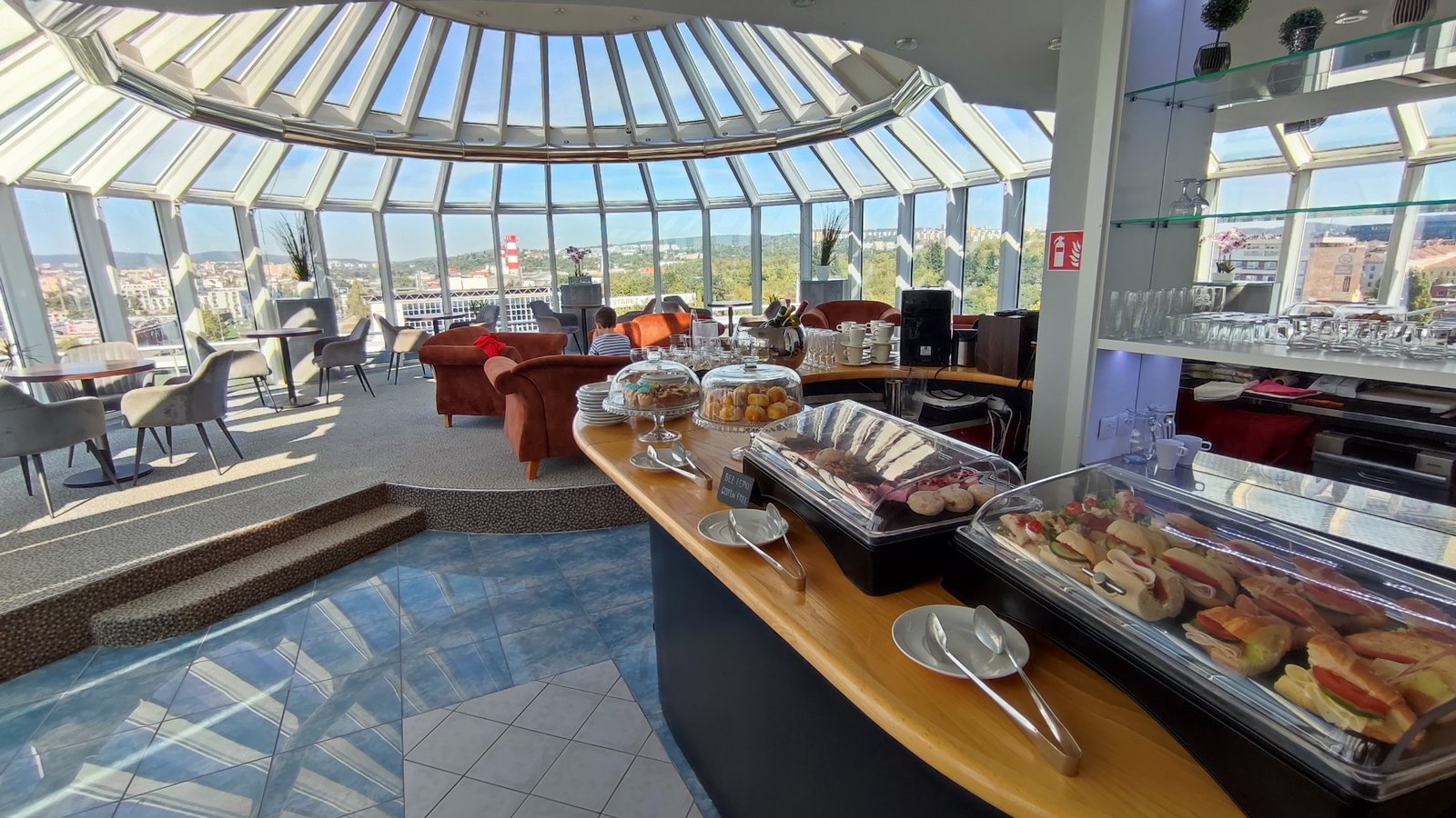Cosmo Sky Lounge im Cosmopolitan Bobycentrum mit Snacks, Getränken und Panoramafenstern