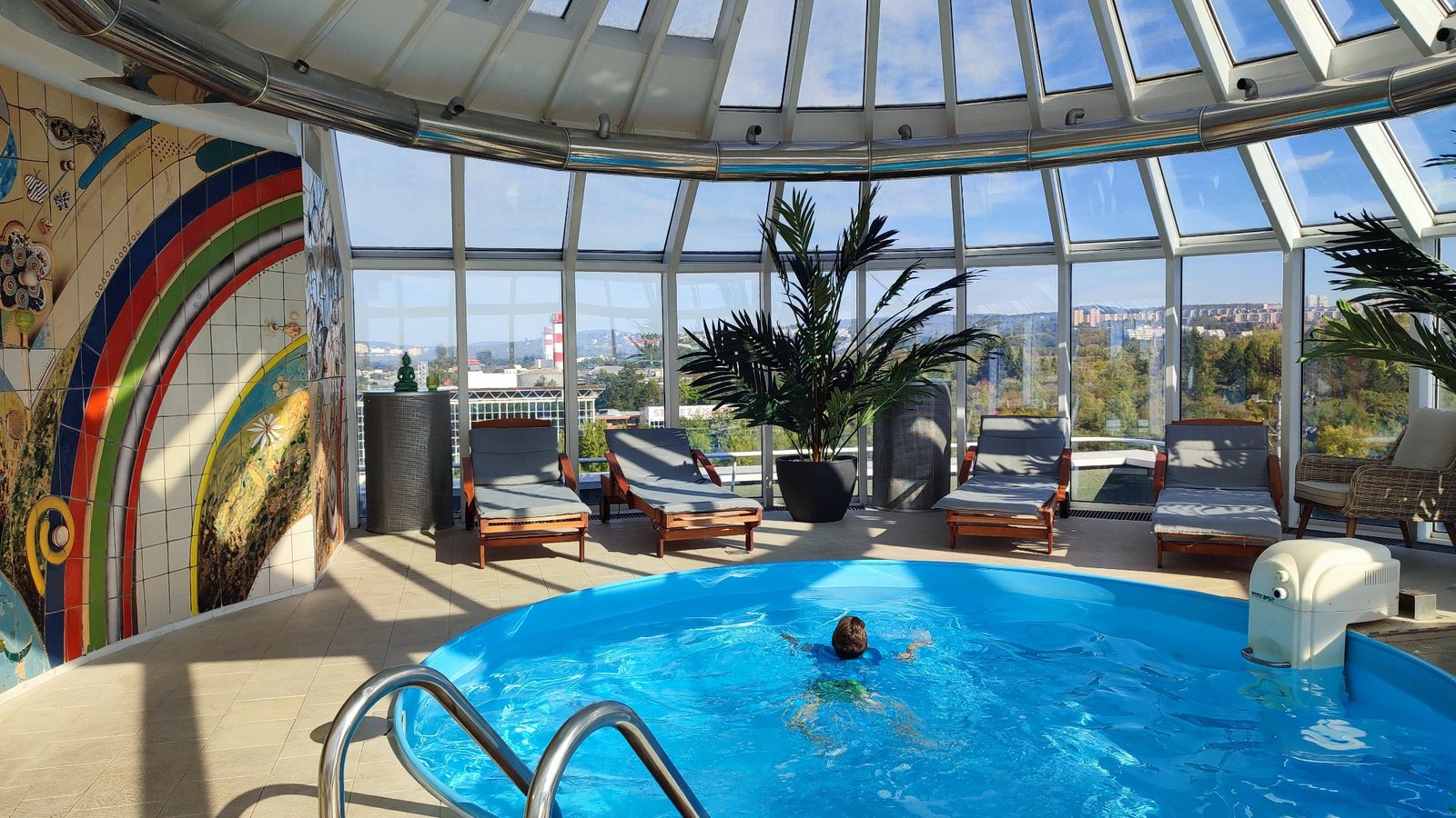 Kleiner Innenpool im Wellnessbereich des Cosmopolitan Bobycentrum mit Blick über Brno