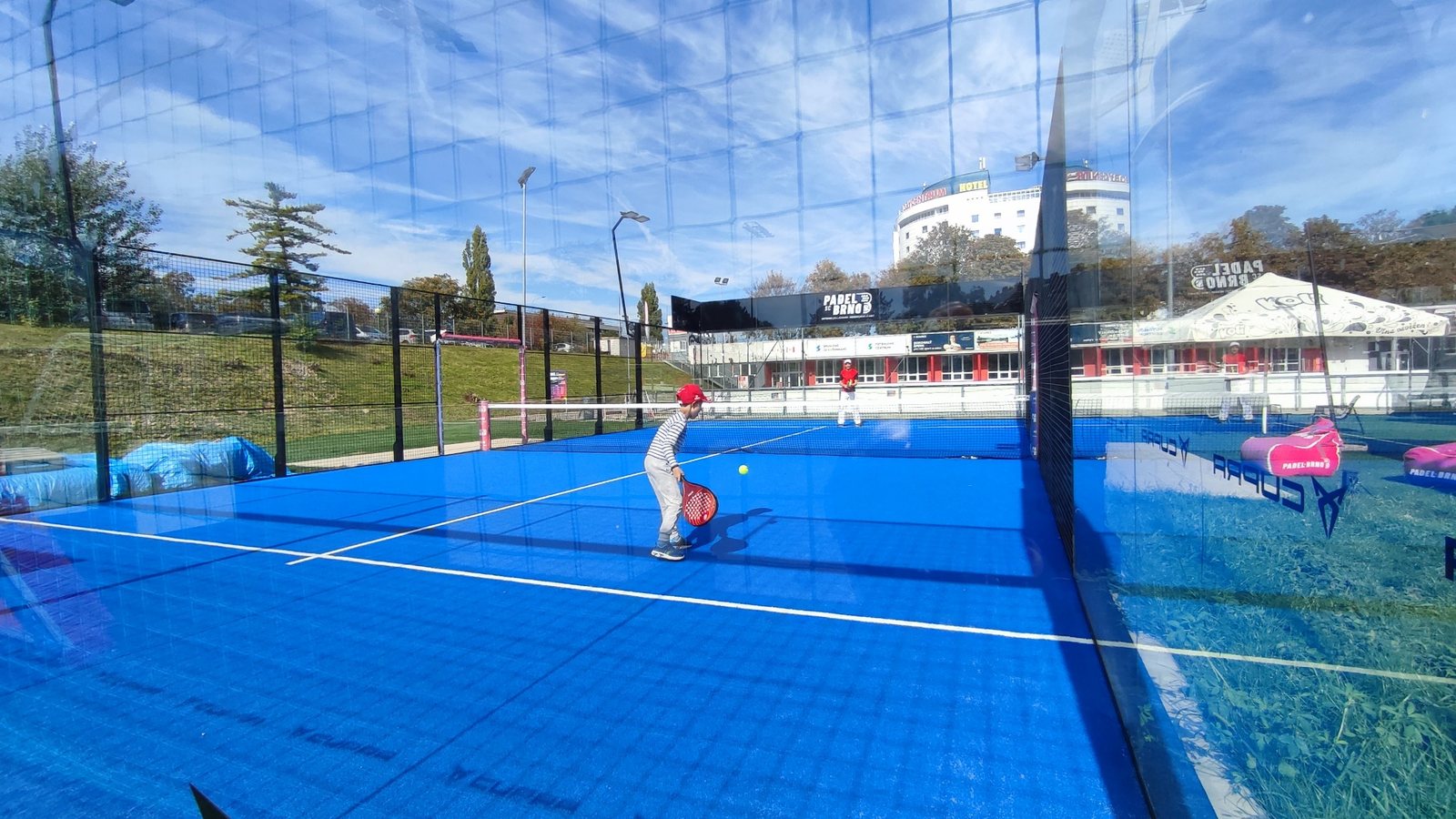 Padel-Court Za Lužánkami in Brno direkt neben dem Cosmopolitan Bobycentrum
