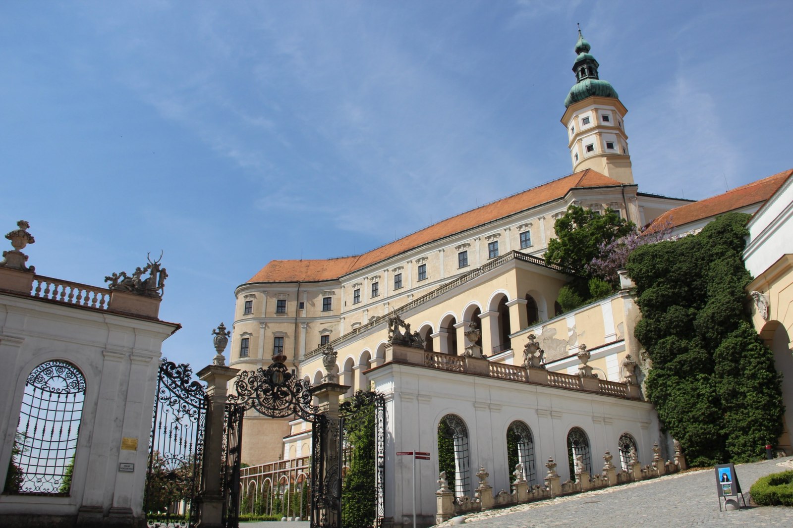 Schloss Mikulov über einem Tor und einer steinernen Treppe