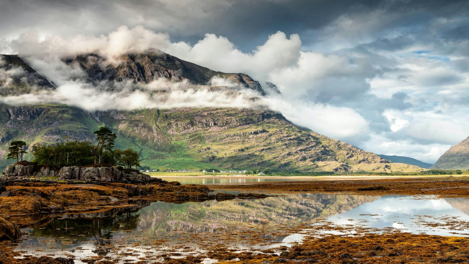 Ruhiger Sommertag am Loch Torridon in den schottischen Highlands