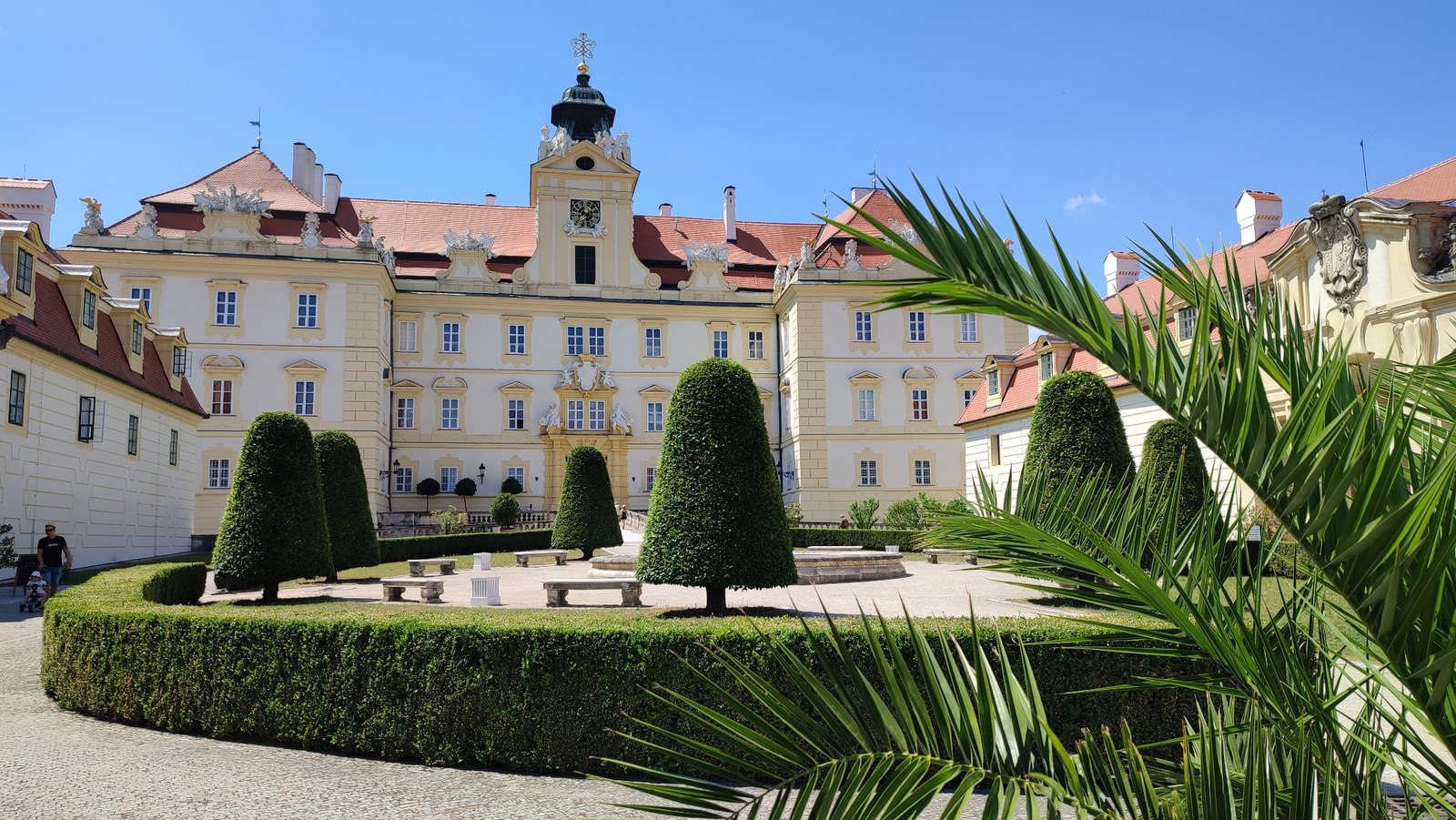 Schlosshof von Valtice mit barocker Fassade und bepflanztem Vorplatz