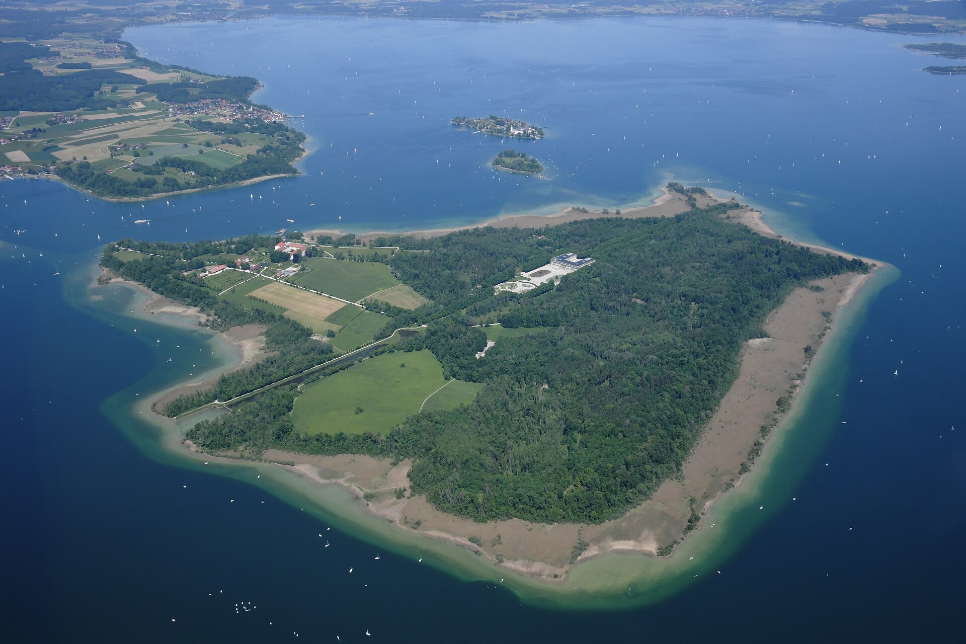 Luftaufnahme der Herreninsel im Chiemsee