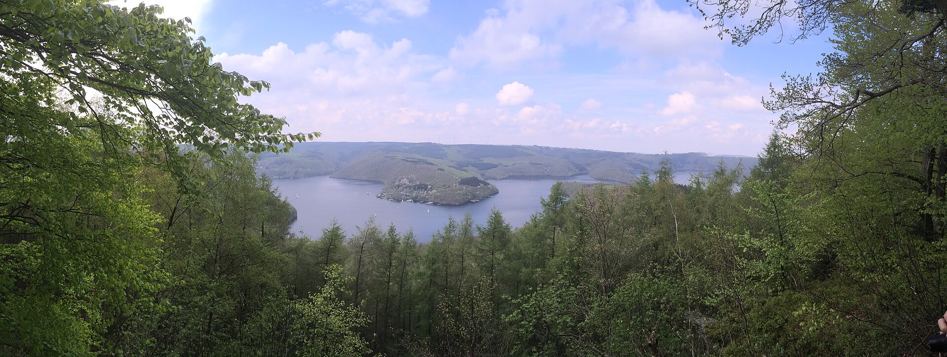 Panoramablick über den Rursee in der Eifel