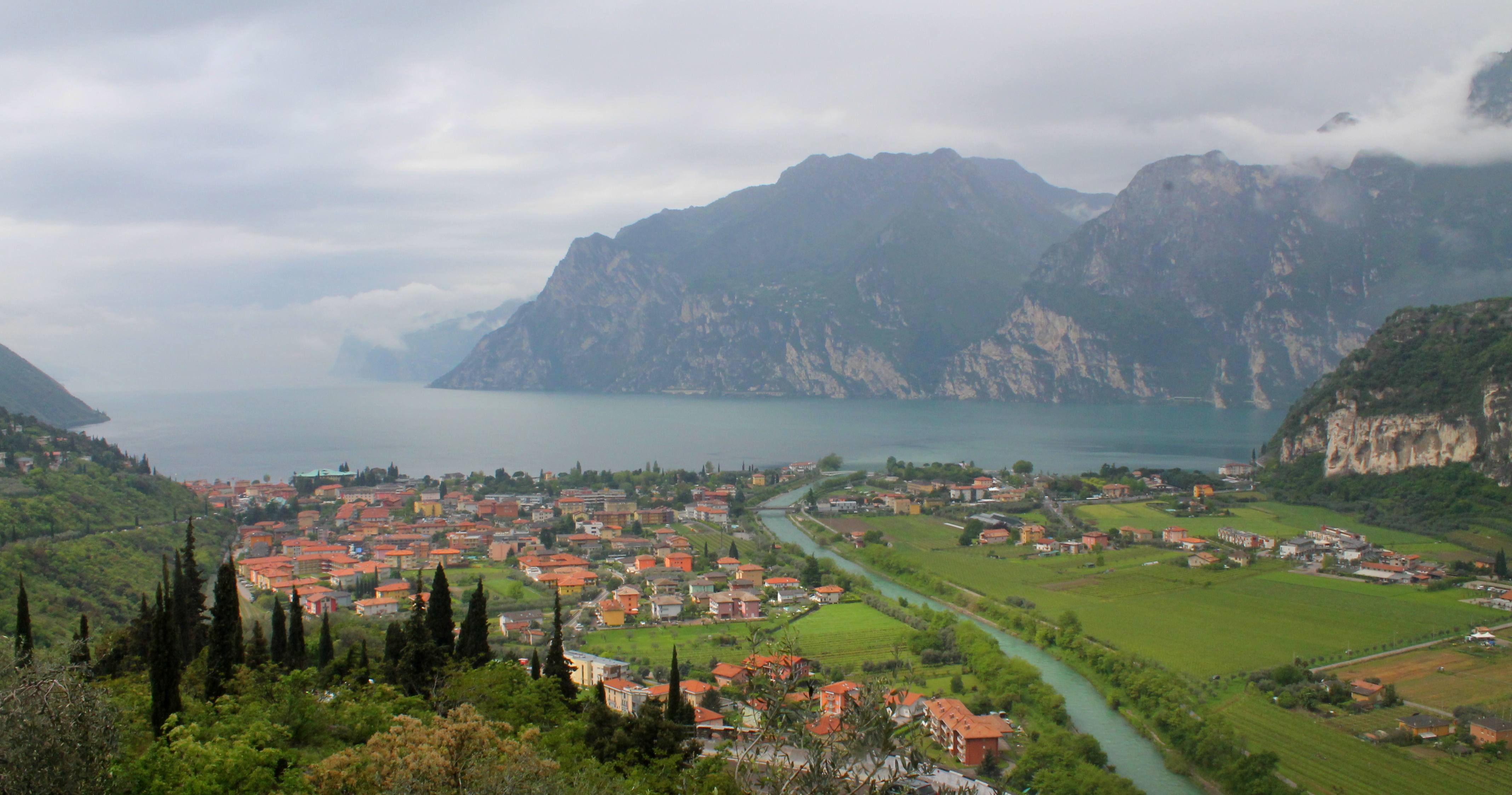 Riva del Garda mit See im Hintergrund