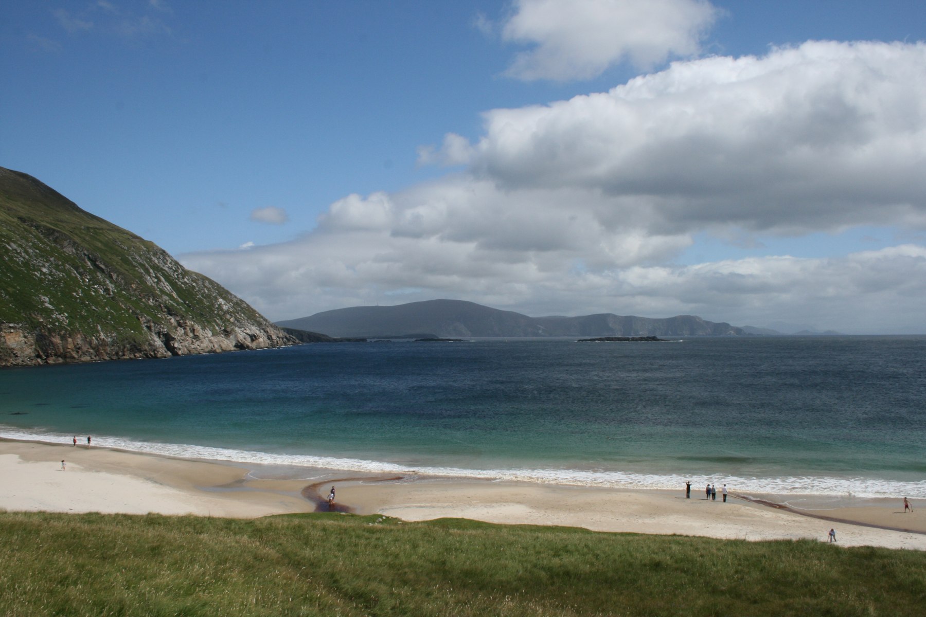 Keem Bay auf Achill Island mit Sandstrand und grünen Hängen