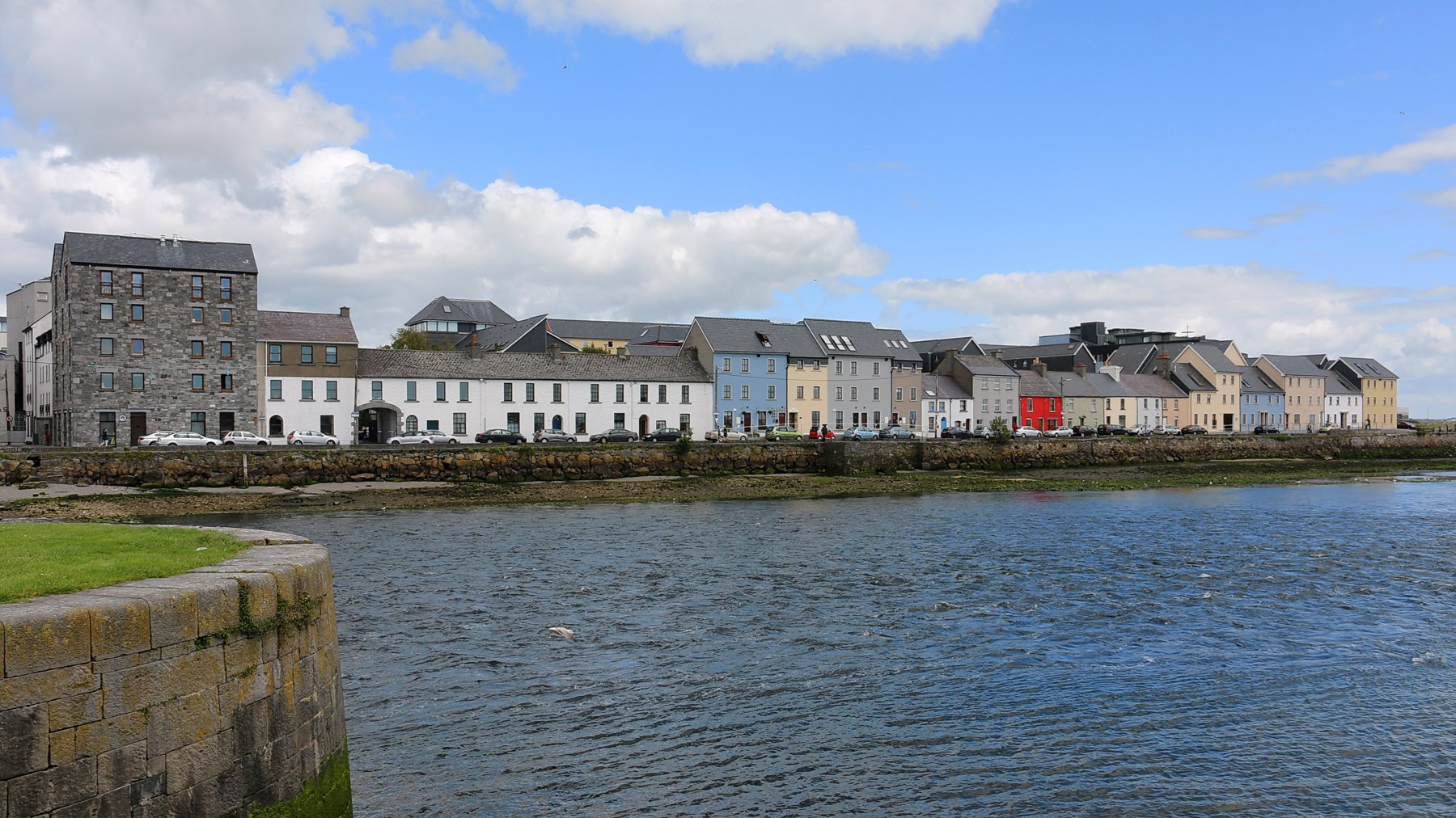 Bunte Häuser am Long Walk und River Corrib in Galway