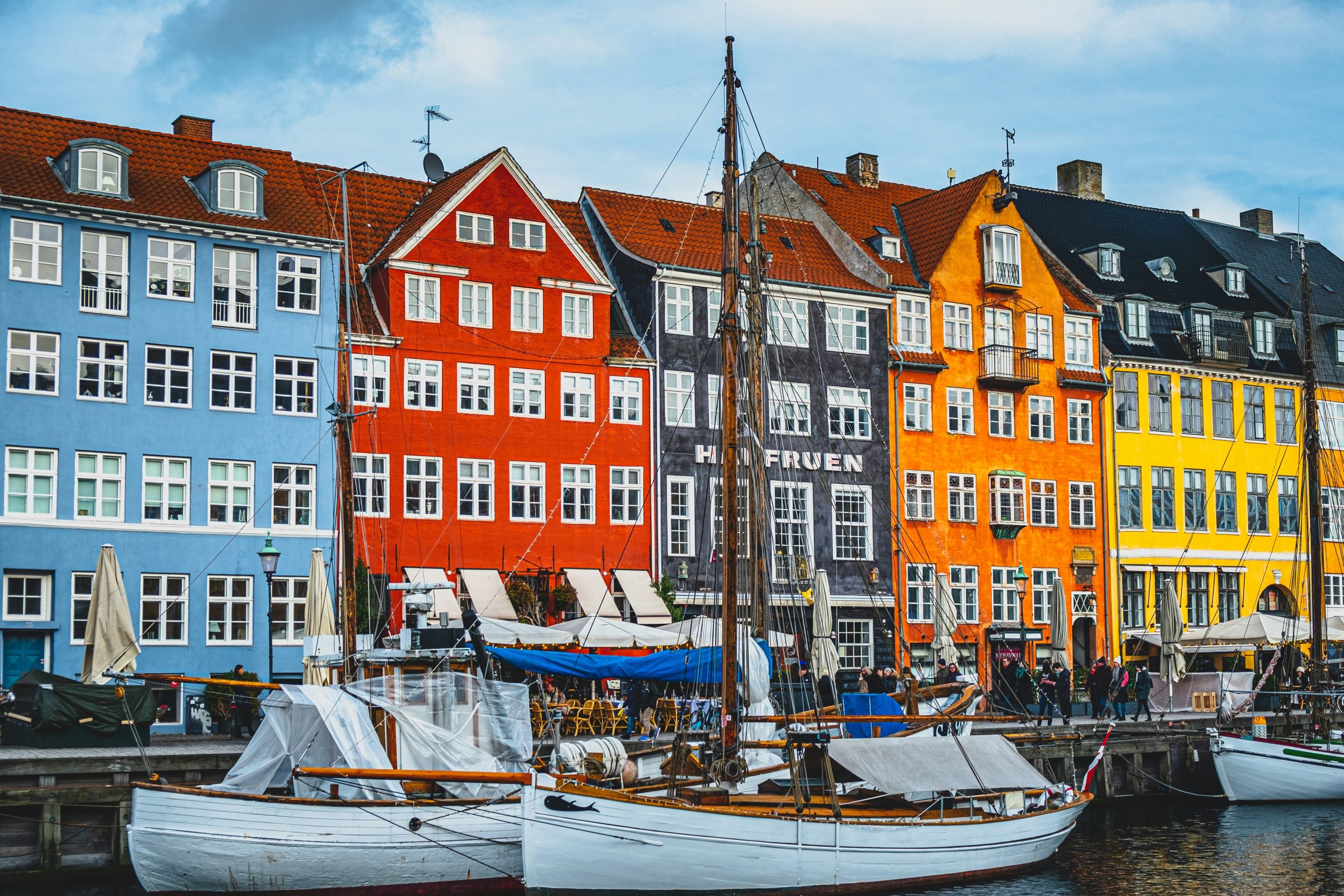 Häuser und Boote am Nyhavn in Kopenhagen