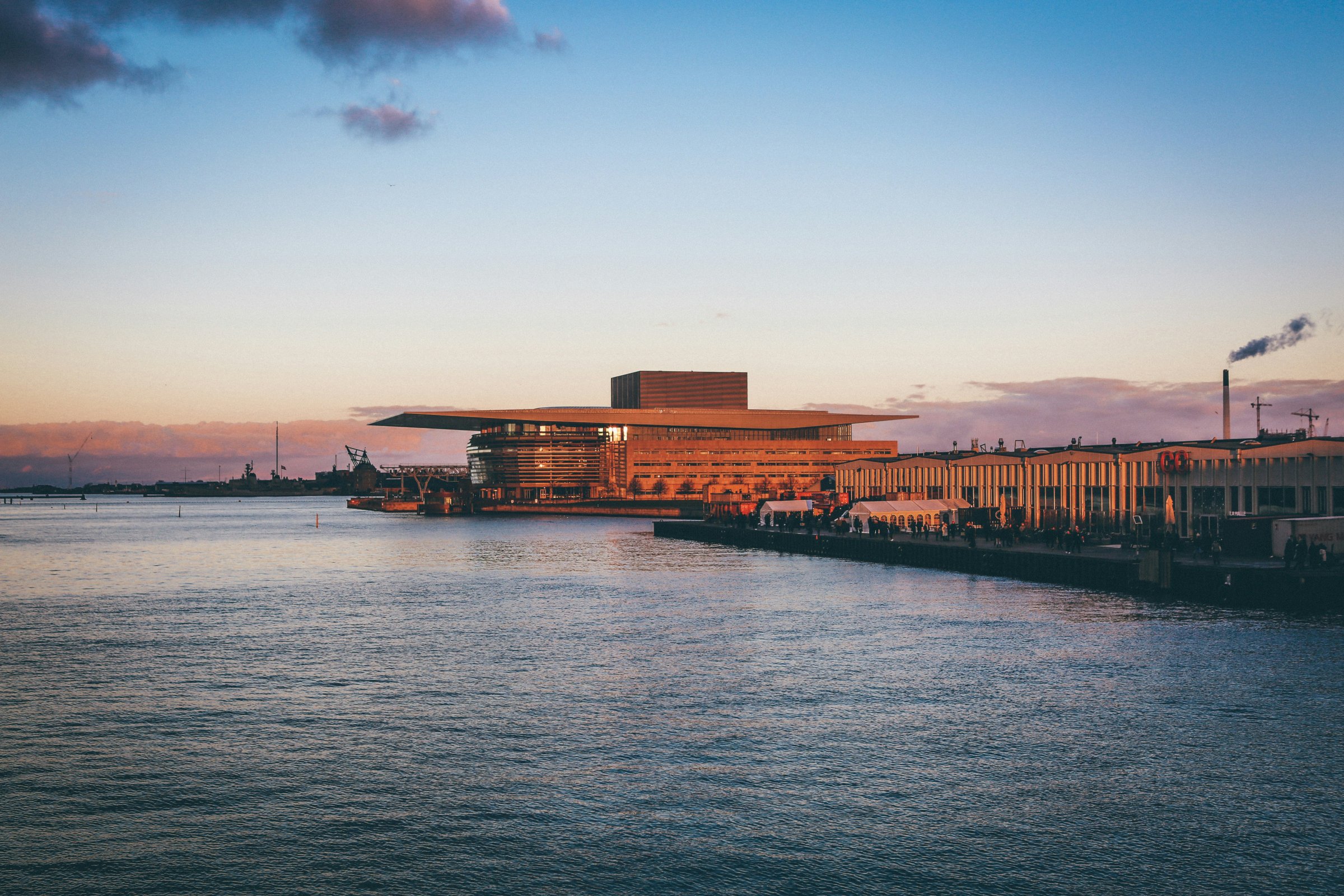 Kopenhagener Oper am Hafen im Abendlicht