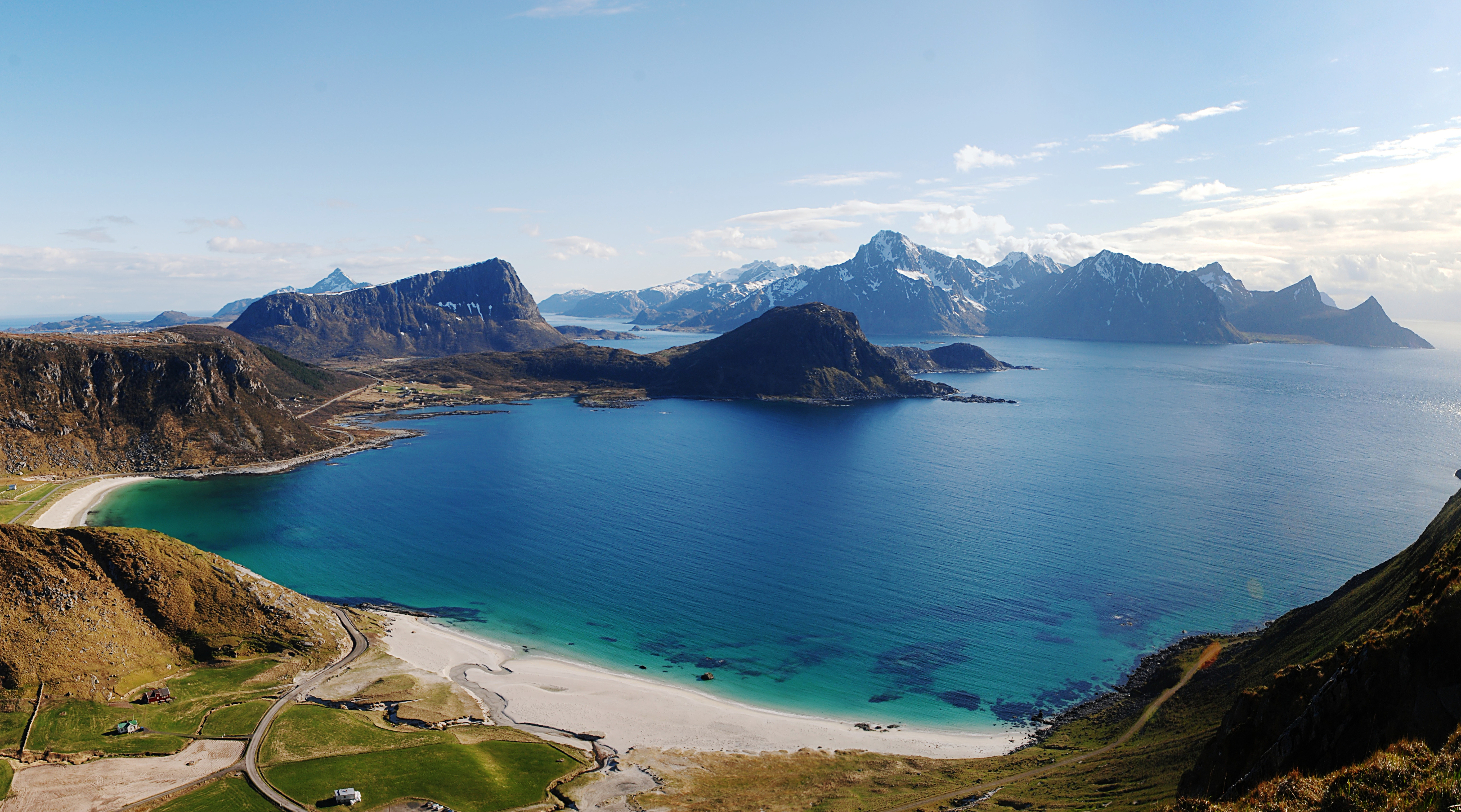 Hauklandstrand und Bergküste auf Vestvågøy