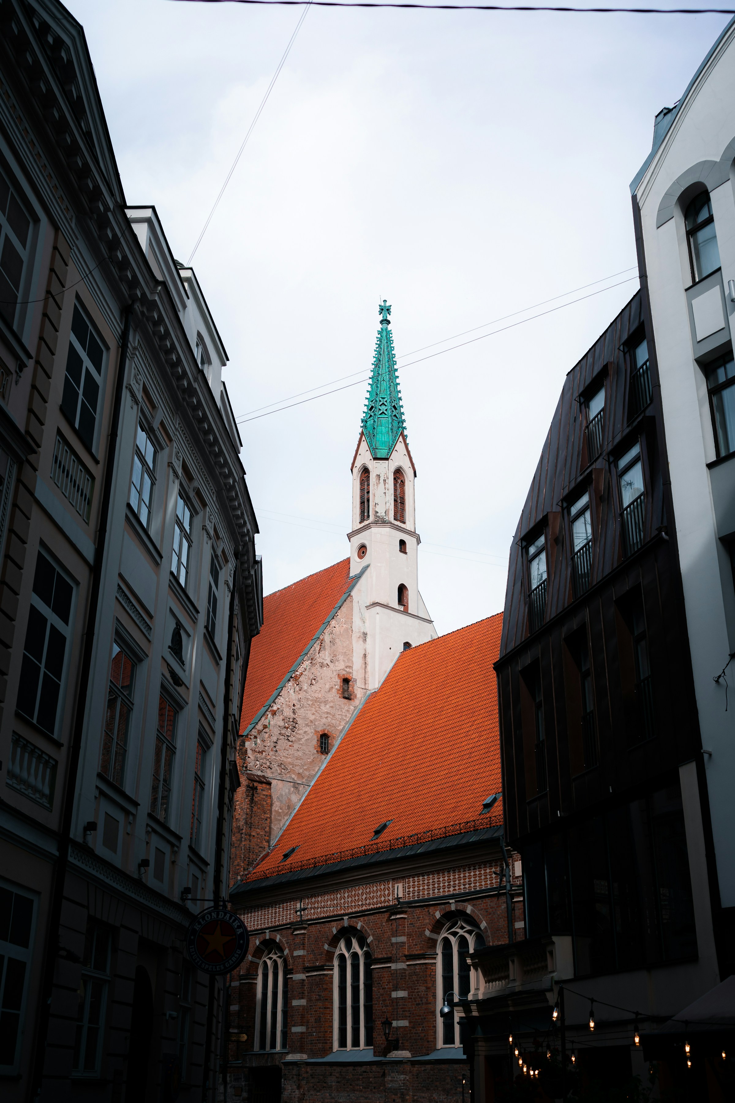 Petrikirche über den Dächern der Rigaer Altstadt